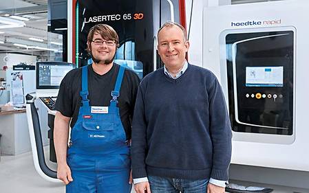 Geschäftsführer Joachim H. Hoedtke (rechts) vor der LASERTEC 65 3D am Standort Pinneberg