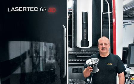 Marv Fiebig, Geschäftsführer von PTooling mit Turbinengehäuse vor seiner LASERTEC 65 3D